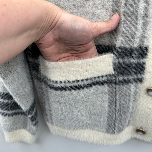 INDUSTRY CLASSIC soft pearl button clueless woman sophisticated cardigan. SM - Picture 5 of 13